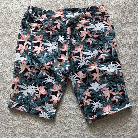 Suko Jeans Bermuda style shorts in a tropical print - Picture 2 of 2